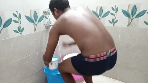 Scena queer indiana in bagno con Xvilleg che si dà da fare e si sporca.
