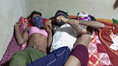 Atemberaubende große Shemale mit einem großen Schwanz erfreut Jungs im Freien